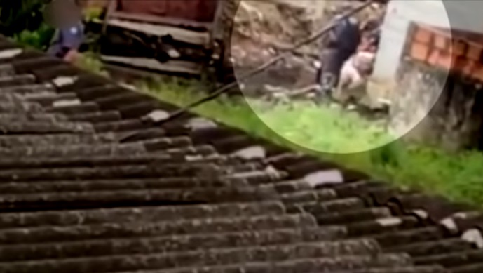 Vídeo mostra PM atirando corpo de menor dentro de vala