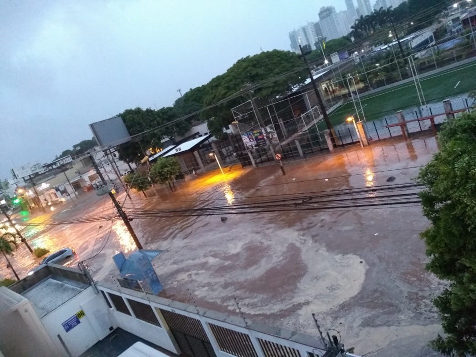 Homem morre após tomar choque ao tentar fugir de alagamento, em Goiânia
