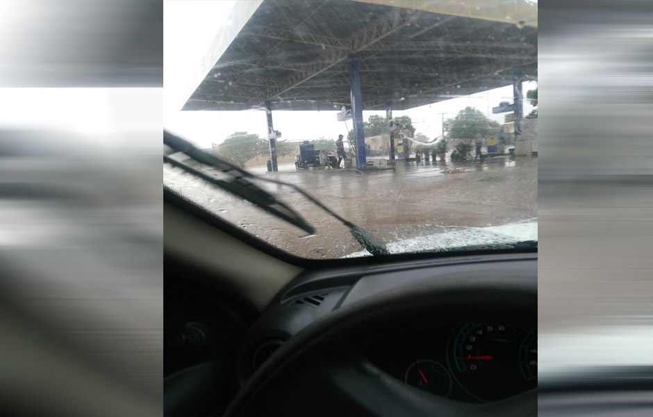 Forte chuva destelha casas e causa prejuízos a moradores de Buriti de Goiás