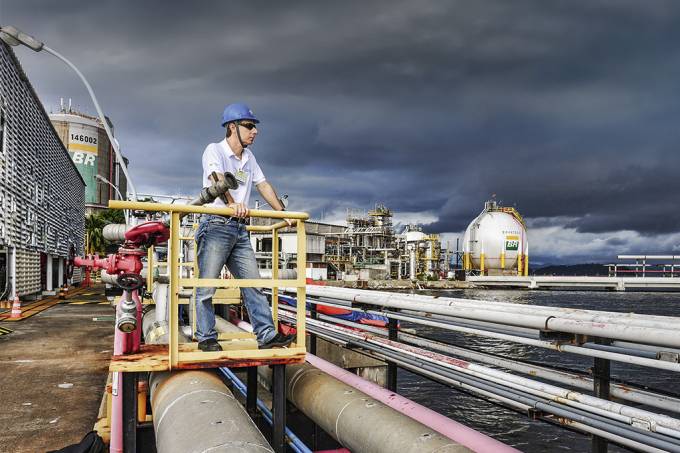 Funcionários da Petrobras decidem suspender greve