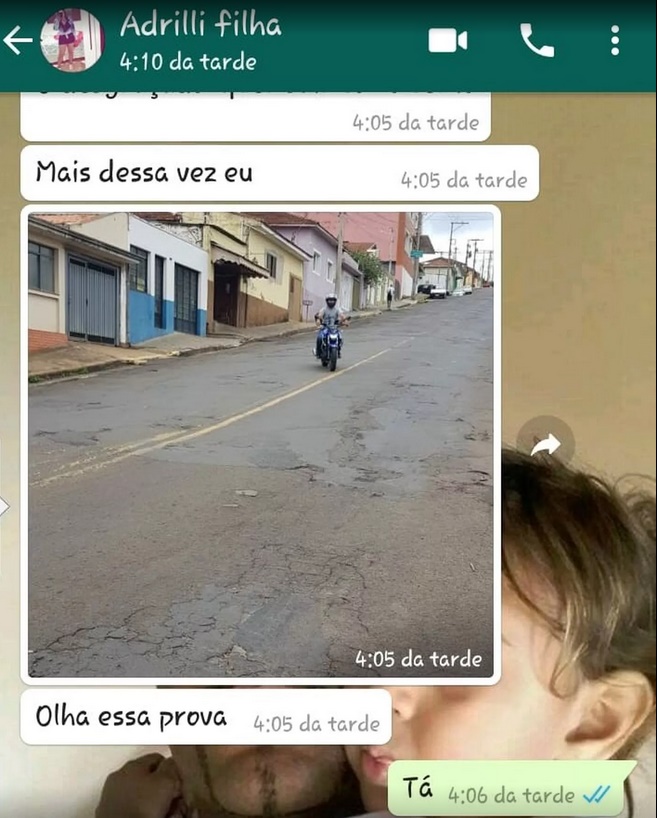 Adrielli mandou mensagem para mãe com a foto do ex-namorado em uma moto, logo atrás dela em São Manuel (Foto: WhatsApp/ Reprodução)