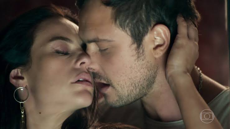 Sérgio Guizé comenta se Bianca Bin tem ciúmes das cenas quentes com Paolla Oliveira