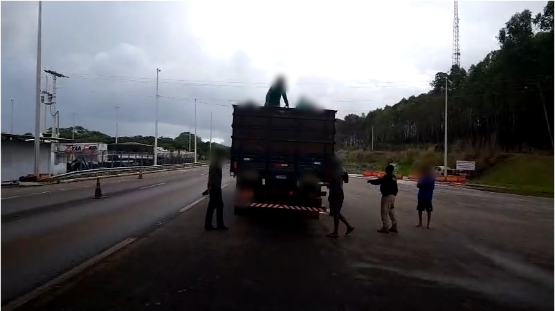 Trabalhadores rurais são flagrados sendo transportados no meio de carga de milho, na BR-060
