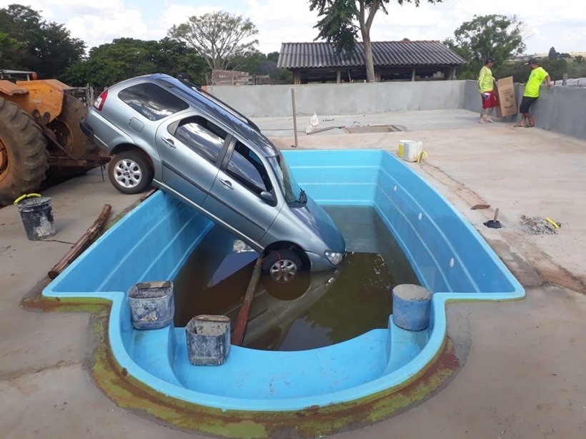 Carro cai dentro de piscina após criança de dois anos dar partida, em SP