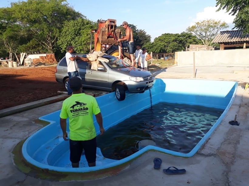 Carro cai dentro de piscina após criança de dois anos dar partida, em SP