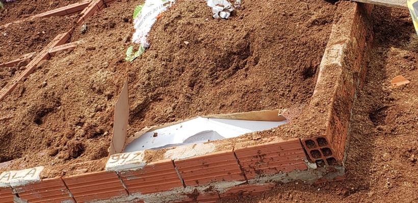 Corpo de mulher é encontrado seminu fora do túmulo, no RS