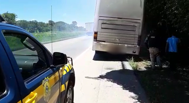 Motorista abandona 46 passageiros após ônibus quebrar na BR-153 (Foto: Divulgação/PRF)