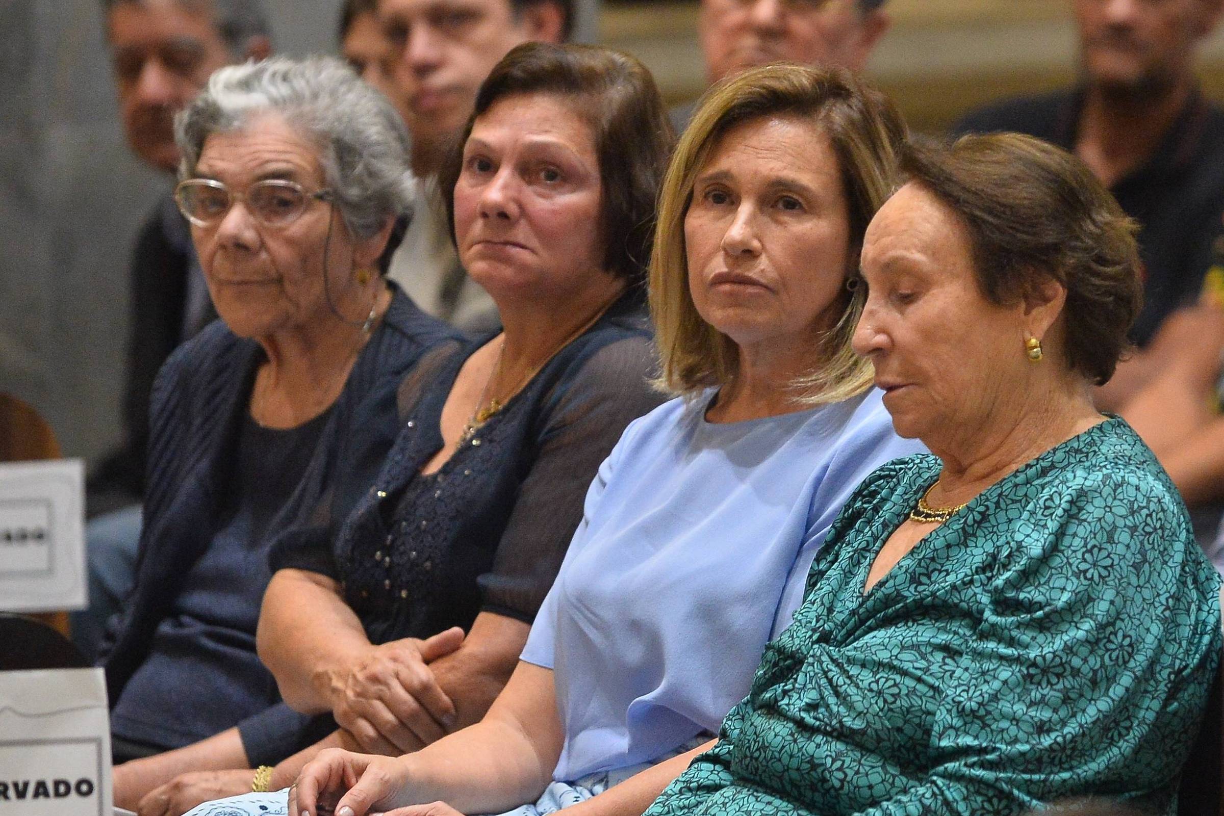 Aparecida (azul claro) e Maria do Céu (verde água), irmã e mãe de Gugu respectivamente, na missa de 7° Dia - (Foto: Francisco Cepeda/AgNews)