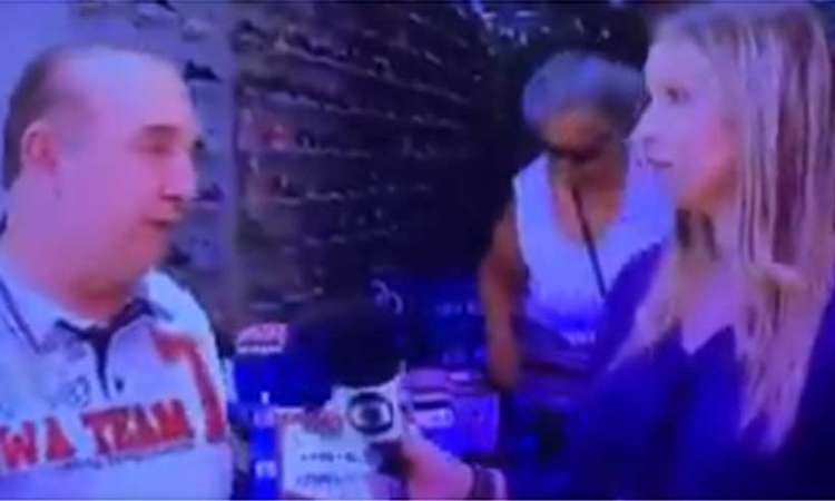 O entrevistado falava sobre a expectativa do aumento nas vendas do comércio para o Natal, quando a jornalista foi caindo aos poucos em cima da câmera (Foto: Reprodução)