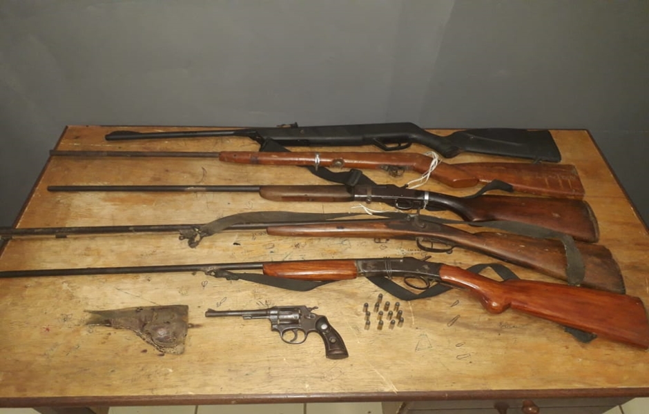 Três da mesma família são presos por posse ilegal de arma em Niquelândia (Foto: PM)