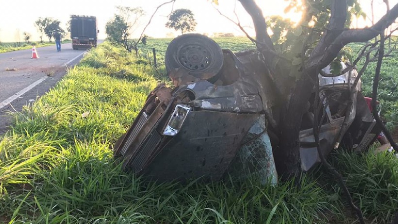 Capotamento na GO 213, em Ipameri, deixa três feridos