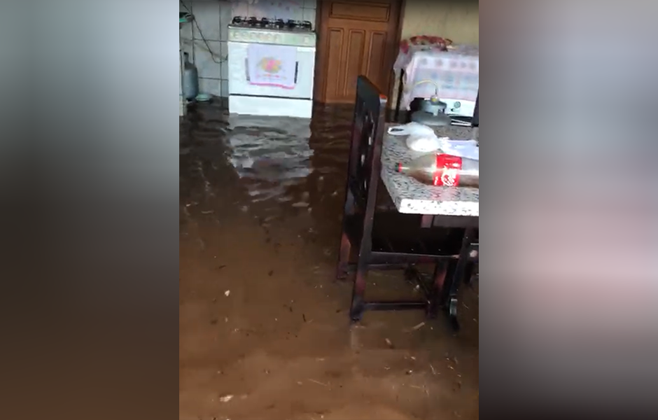 Casa de idosos é invadida por forte enxurrada em Fazenda Nova. Confira vídeo