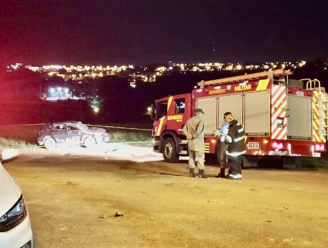 Adolescente fica ferido após ser arremessado para fora de veículo em acidente, em Luziânia (Foto: Divulgação/Corpo de Bombeiros)