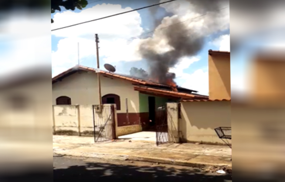 Um homem foi preso, na tarde desta quinta-feira (27), suspeito de colocar fogo na casa da ex-namorada. O caso aconteceu em Caldas Novas. (Foto: Divulgação/Corpo de Bombeiros)