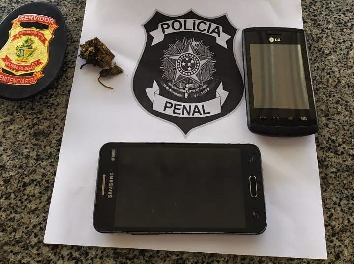 Celulares e drogas são jogados por cima do muro em Presídio de Catalão