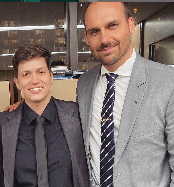 Karol Eller ao lado de Eduardo Bolsonaro (Foto: Reprodução / Instagram)
