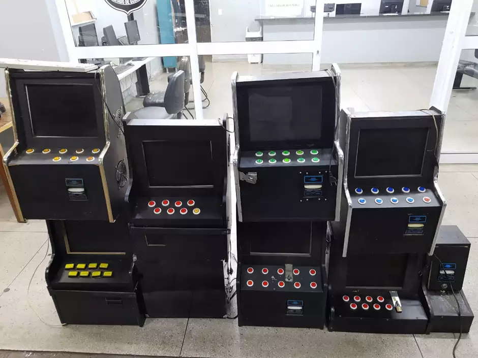 Três pessoas são presas por administrarem máquinas de caça-níqueis em Goiânia (Foto: Reprodução)