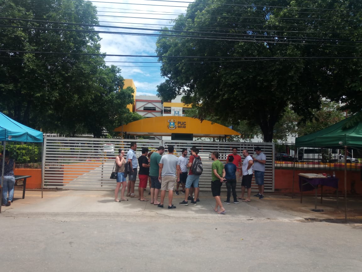 Candidatos foram impedidos de fazer o 60º concurso do Ministério Público (MP), em Goiânia, por estarem usando bermuda, camiseta e chinelo. (Foto: Reprodução/Leitor Mais Goiás)