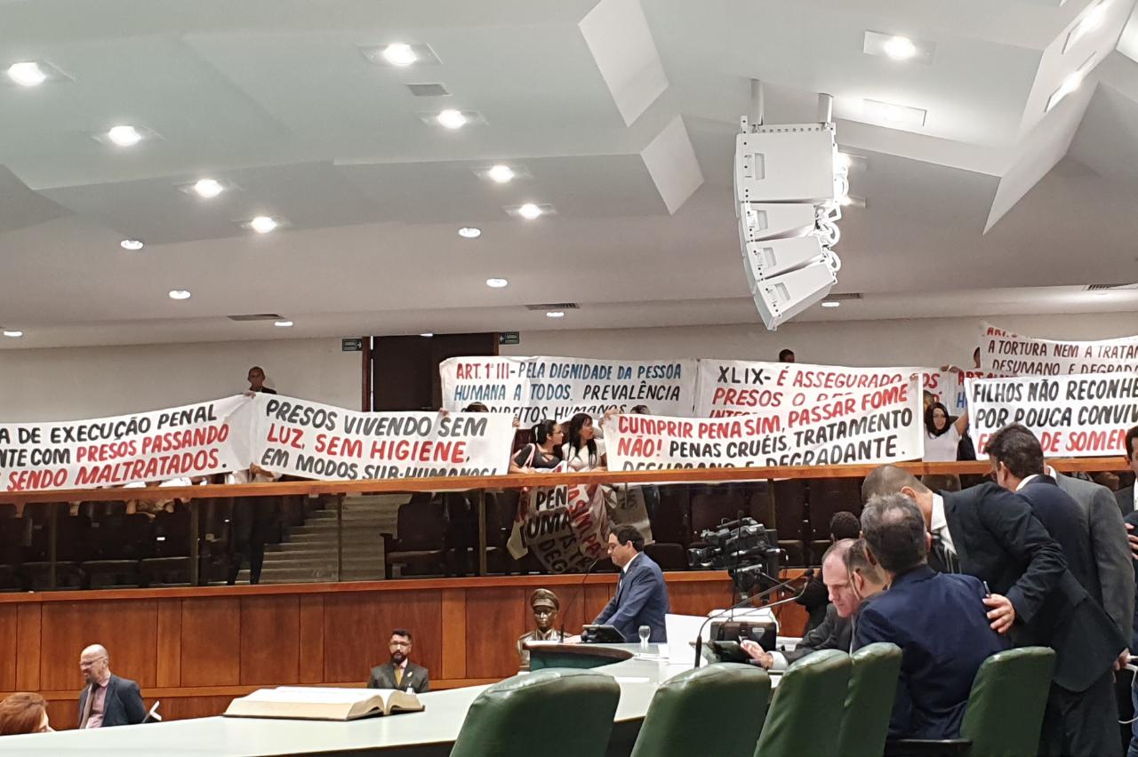 Esposas de presos de Planaltina pedem dignidade para detentos, na Alego