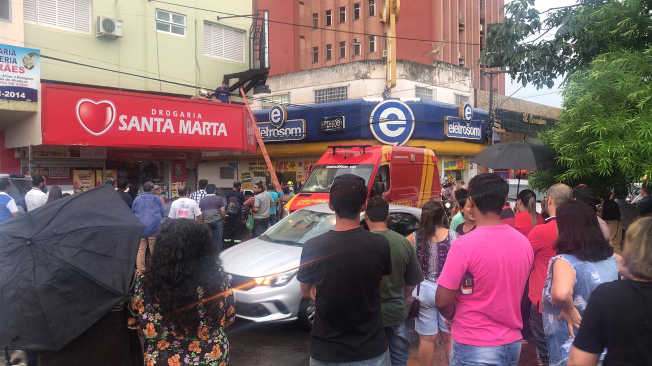Jovem fica ferido ao sofrer descarga elétrica em poste, em Itumbiara