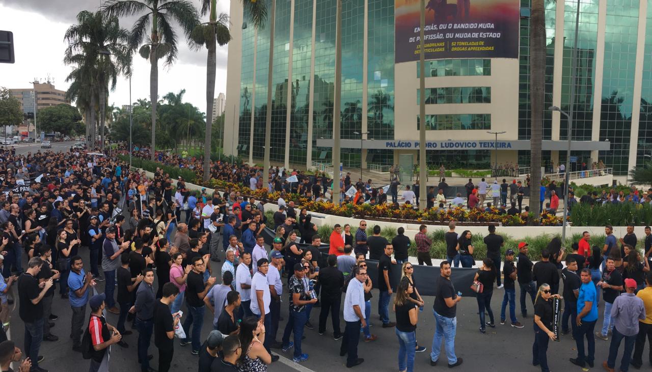 Religiosos manifestam apoio aos professores que vão acampar na Alego, nesta segunda-feira