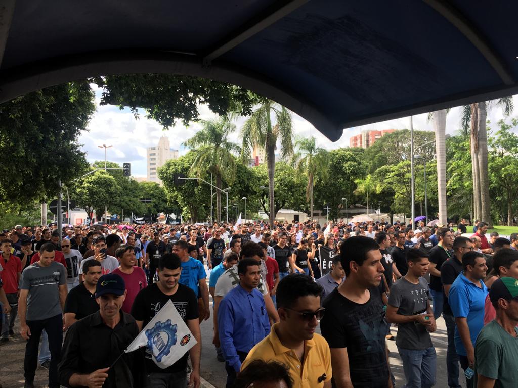 Trabalhadores de todo o estado protestam contra o Protege, em Goiânia