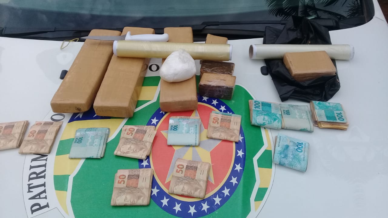 Um homem, identificado como Wesley Arcanjo Ribeiro, foi preso suspeito de tráfico de drogas em Aparecida de Goiânia. (Foto: Divulgação/PM)