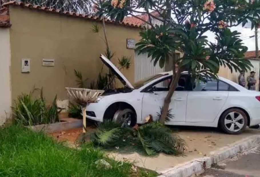 Tentativa de fuga terminou em colisão e prisão (Foto: divulgação/PM)