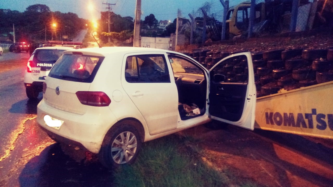 Um adolescente, de 16 anos, foi apreendido suspeito de roubar um carro em uma madeireira no Setor Jardim Guanabara, em Goiânia. (Foto: Divulgação/PM)