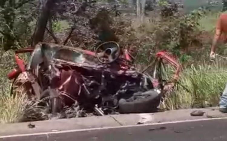 Jovem morre em acidente entre dois veículos e um caminhão na BR-153, em Rianápolis