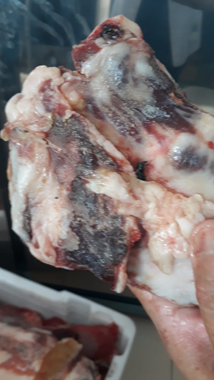 Cerca de 300 quilos de carnes impróprias para consumo são apreendidas, em São Luis dos Montes Belos