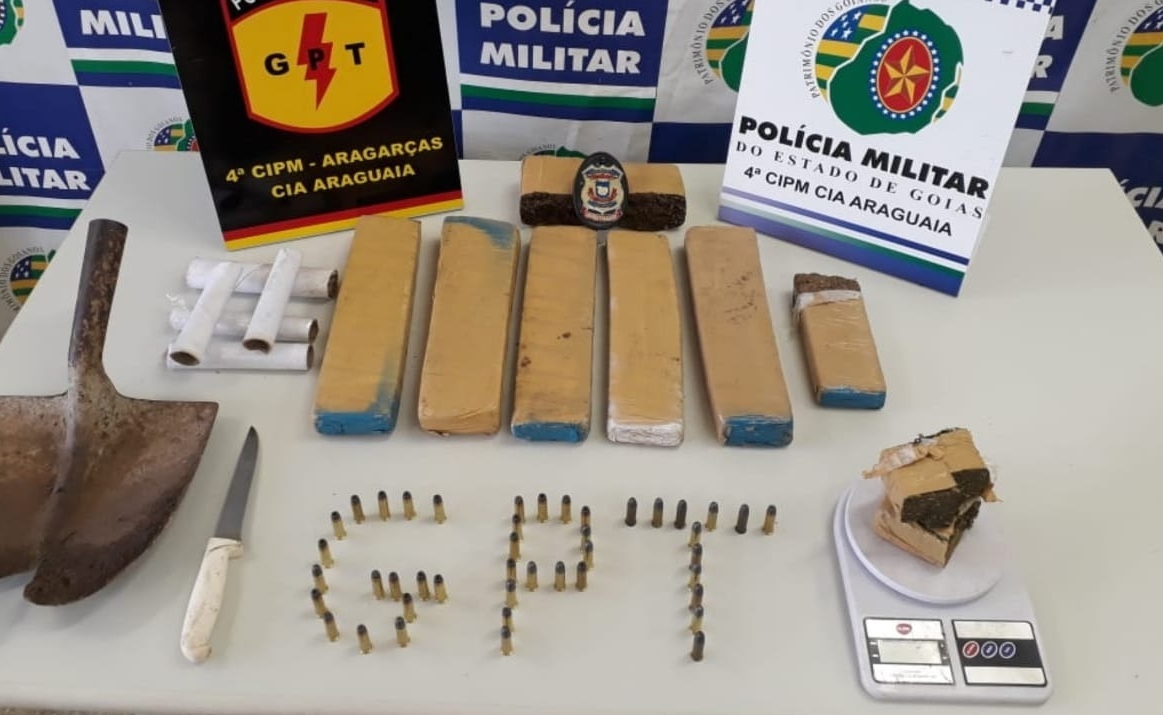 Maconha estava enterrada no quintal da casa; polícia chegou até os suspeitos após denúncia; ambos tinham passagens pela corporação (Foto: Divulgação / PM)