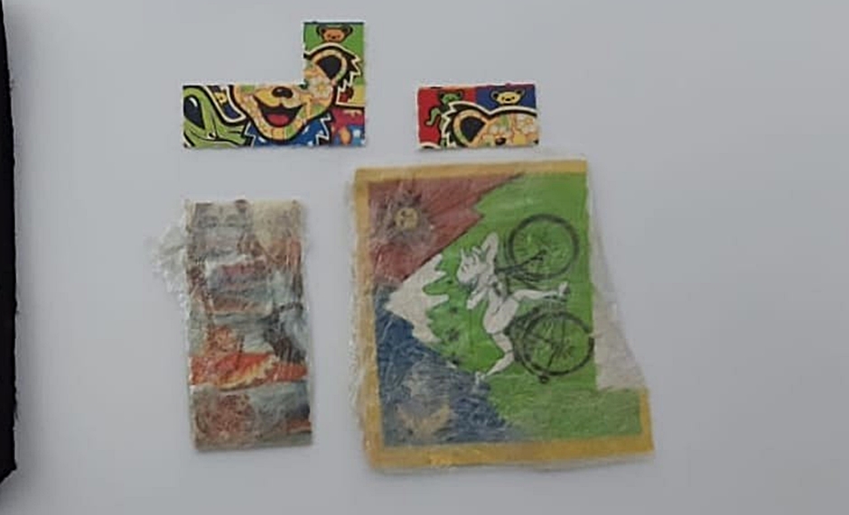 LSD apreendido com um dos suspeitos (Foto: Divulgação / PM)