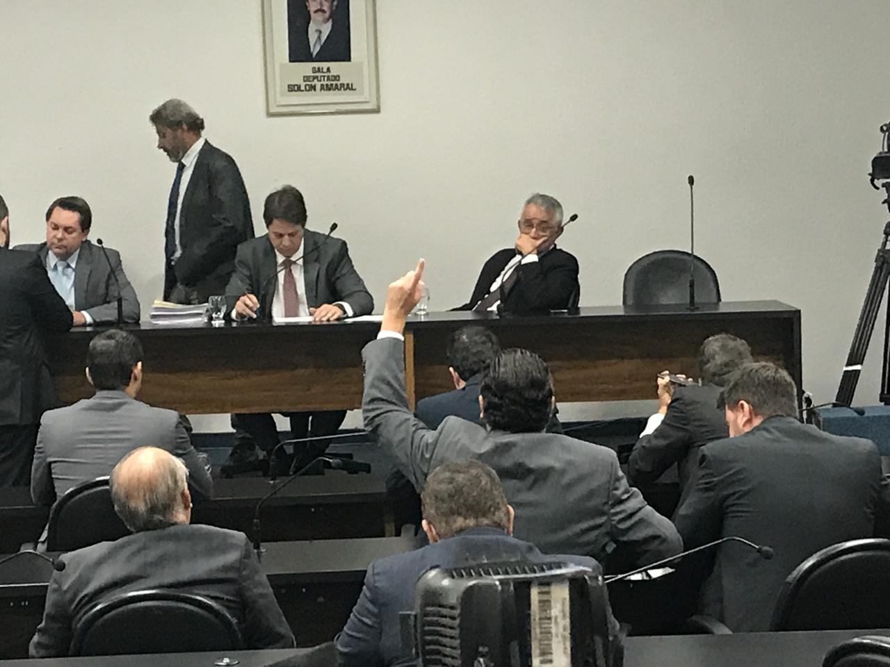 CCJ aprova Estatuto do Servidor e PEC da Previdência