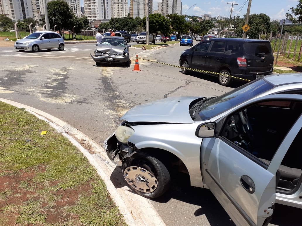 Idosa infarta, perde controle e bate de frente com outro veículo, em Goiânia
