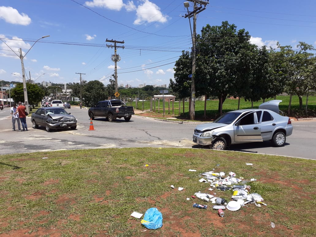 Idosa infarta, perde controle e bate de frente com outro veículo, em Goiânia