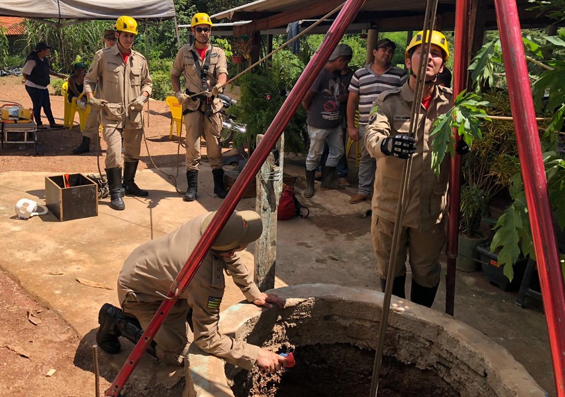 Bombeiros resgatam homem que caiu em cisterna em Aragoiânia