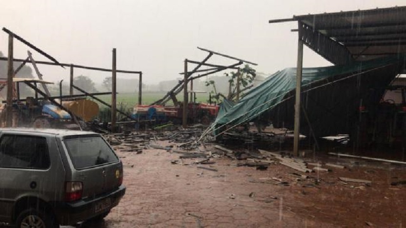 Chuva forte causa estragos em várias regiões do Estado