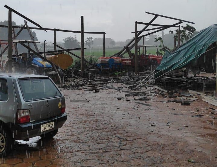 Chuva forte causa estragos em várias regiões do Estado