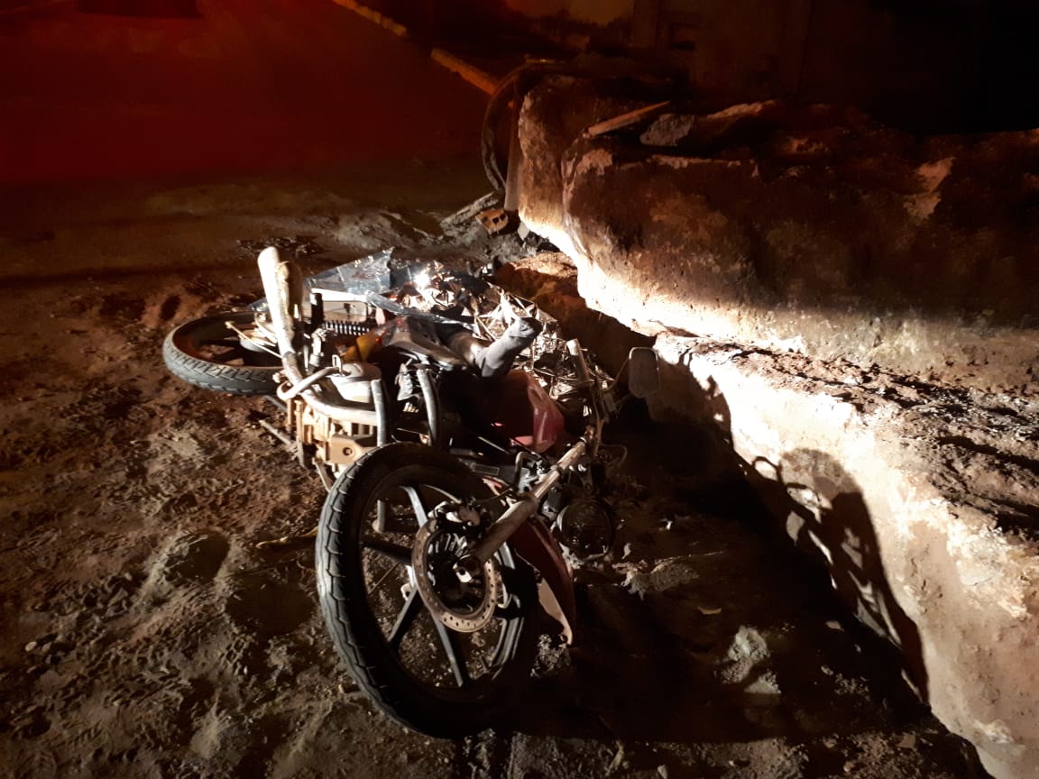 Motociclista morre após bater em pedras que interditavam via, em Goiânia