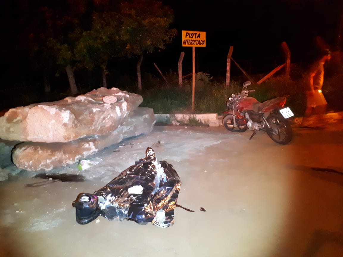 Motociclista morre após bater em pedras que interditavam via, em Goiânia