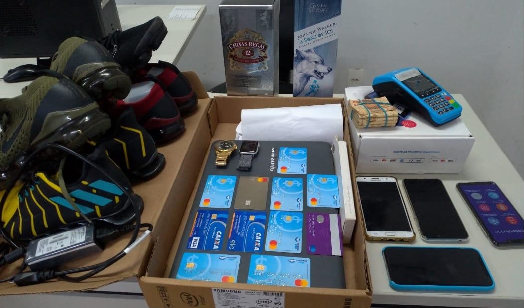 André Pereira de Morais foi preso suspeito de aplicar golpes usando contas e cartões de crédito de terceiros (Foto: Divulgação / PM)