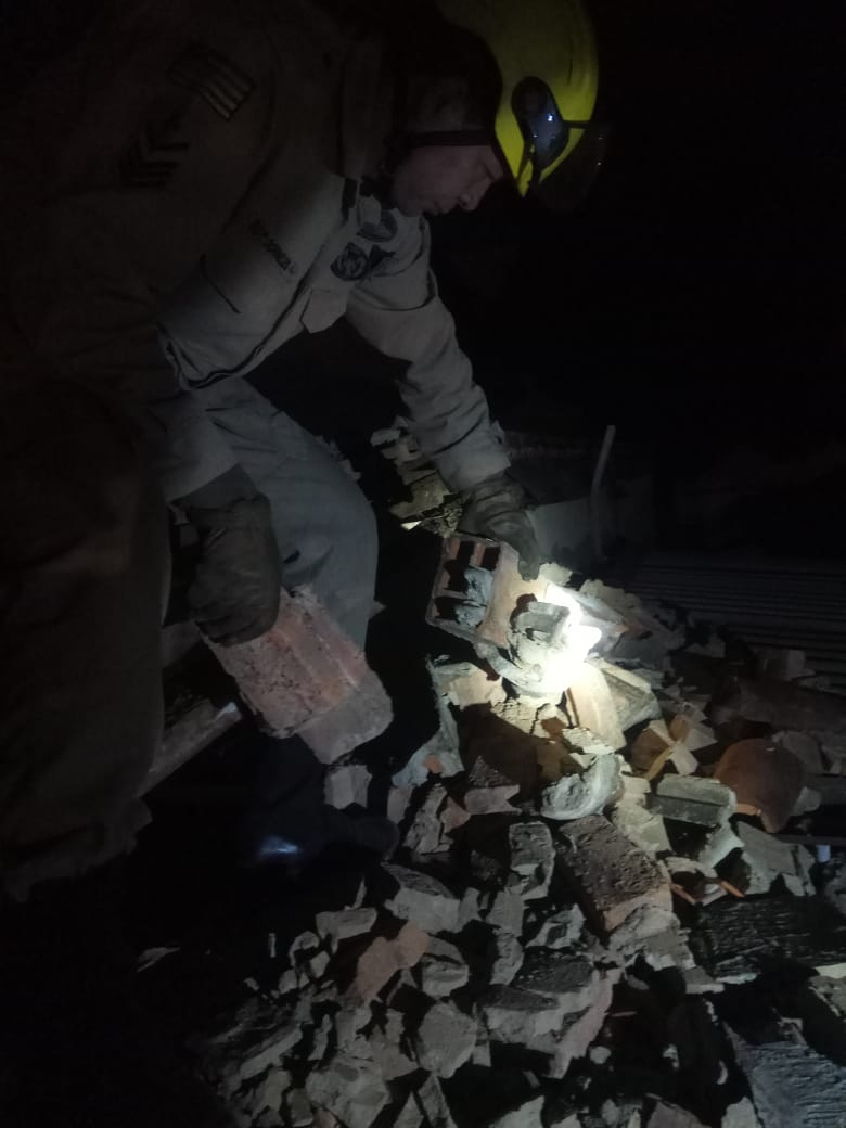 Parede e telhado desabam e assustam moradores de casa no Setor Bueno, em Goiânia (Foto: Divulgação/Corpo de Bombeiros)