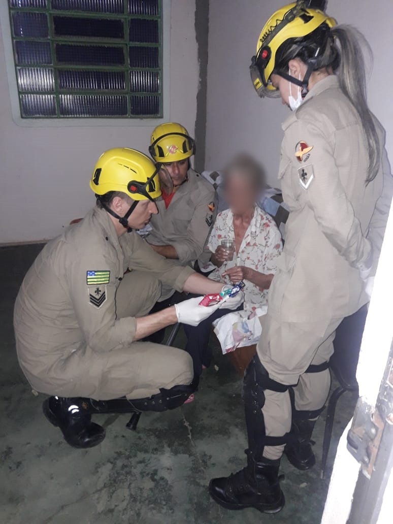 Parede e telhado desabam e assustam moradores de casa no Setor Bueno, em Goiânia