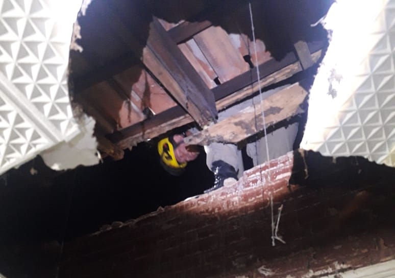 Parede e telhado desabam e assustam moradores de casa no Setor Bueno, em Goiânia