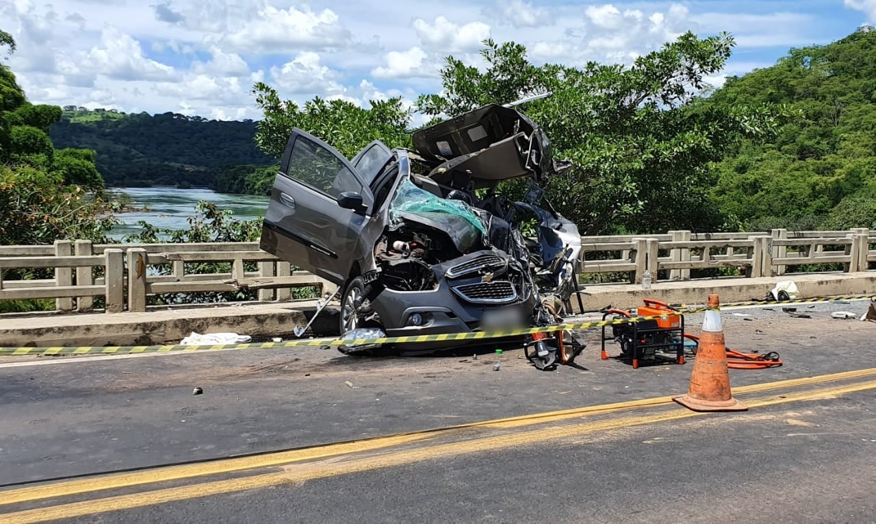 Colisão envolveu dois carros, um caminhão e um ônibus. Rodovia está bloqueada nos dois sentidos