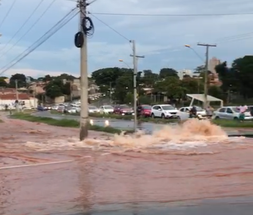 Rompimento de adutora destrói avenida na região sudoeste de Goiânia; assista vídeo