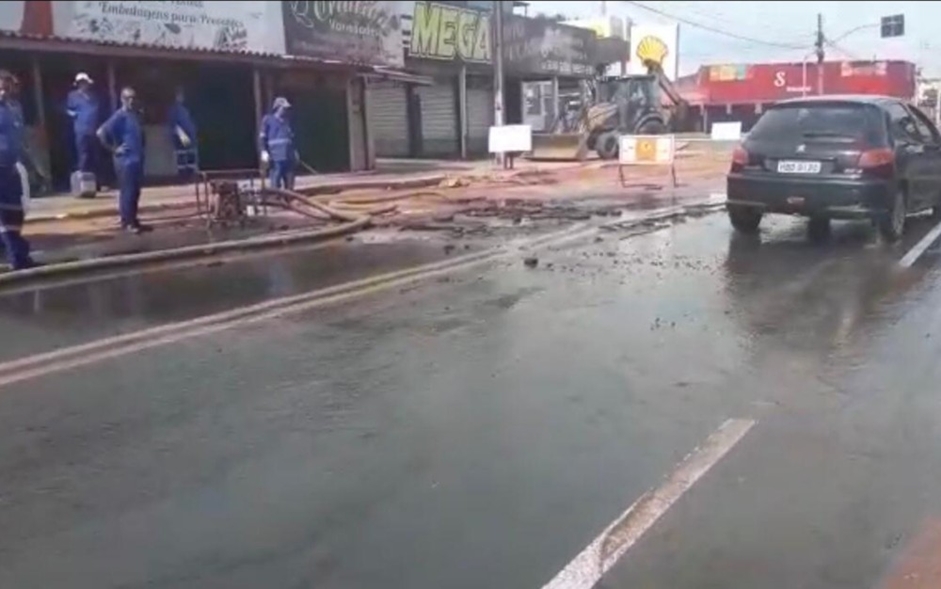 O abastecimento de água em bairros de Aparecida de Goiânia foi retomado na madrugada desta quinta-feira (26). Moradores de 31 setores da cidade ficaram sem água ao longo do dia 25 de dezembro. Em nota, a Saneago atribui os transtornos à Enel.