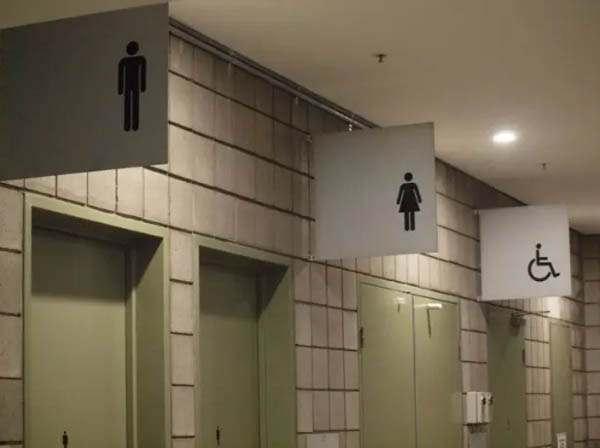 Justiça manda shopping indenizar transexual repreendida ao usar banheiro feminino