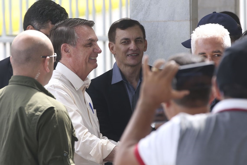 Bolsonaro testa a sorte e faz aposta na Mega da Virada em lotérica